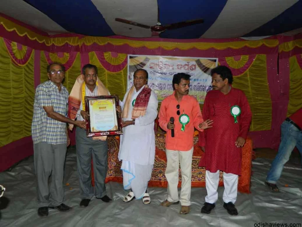 Mr_B.K._Sahoo__receiving_Award_from_Chief_guest_Mr_Matlub_Ali__Ex-_Minister__Education__Govt._of_Odisha_seen_with_other_dignitaries.